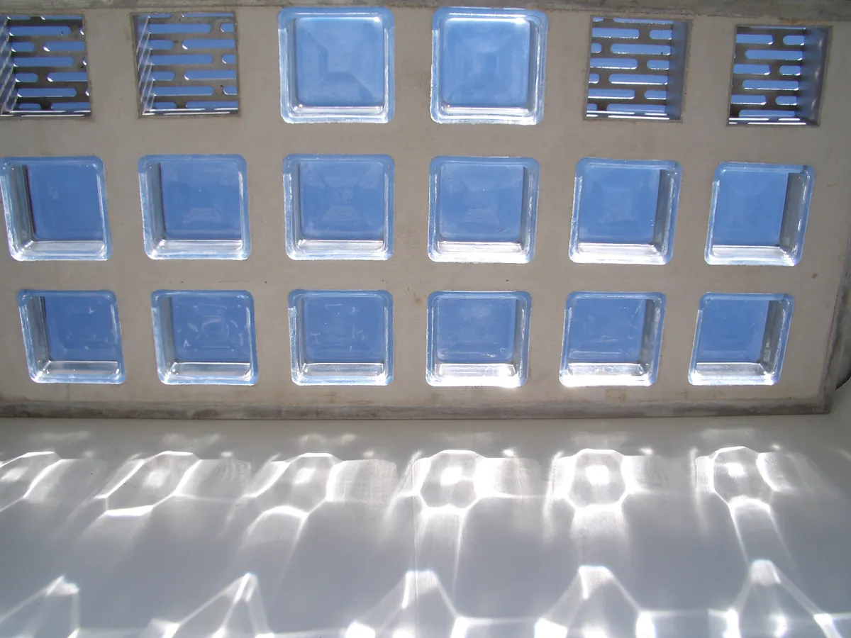 Blick aus dem Keller durch Glasbausteine einer wasserdichten Lichtschachtabdeckung