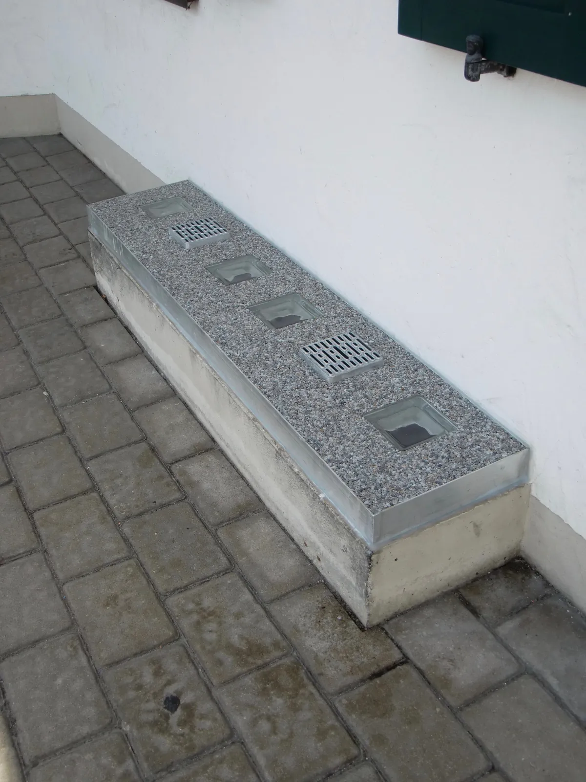 Erhöht gebaute Lichtschachtabdeckung als baulicher Hochwasserschutz